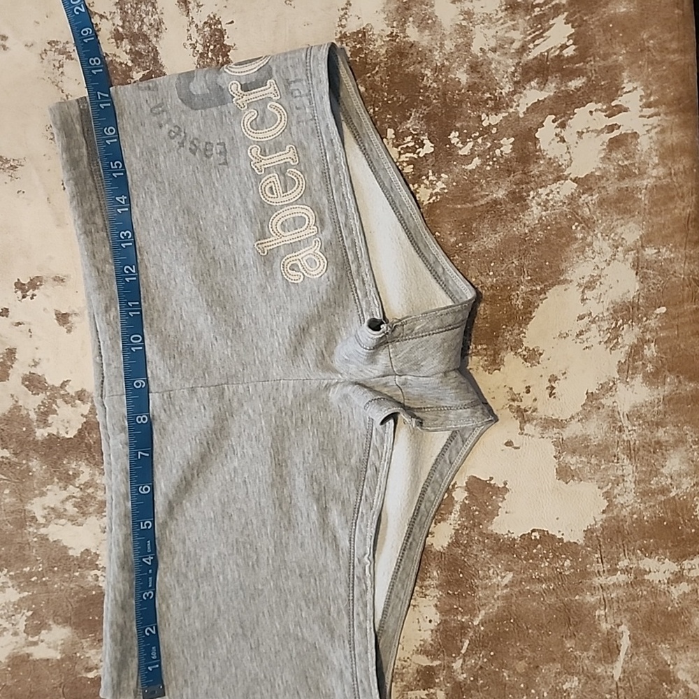 Abercrombie & Fitch Gray Fleece Shorty Shorts. Size: XL - Picture 9 of 12